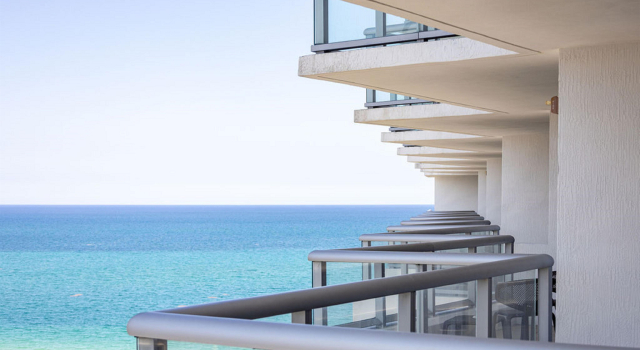 Двухместный полулюкс с балконом и с видом на океан Eden Roc Miami Beach
