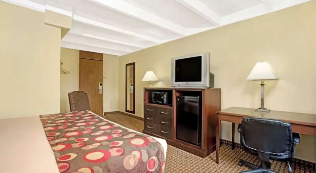 Days Inn by Wyndham Bloomington West, Varaa Hotelli Hotellit Minnesota pysäköinnillä, Pysäköinti