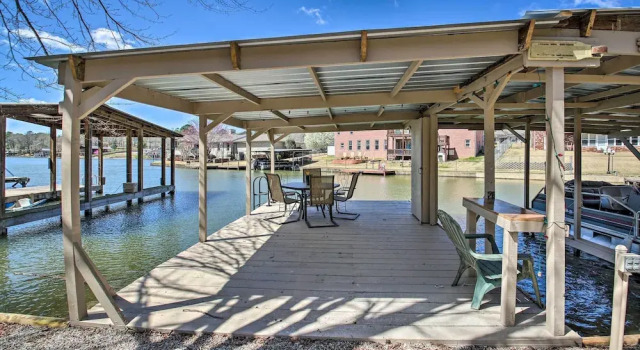 Kayaks & Boat Slip: Waterfront Hot Springs Home!, Rezervați Casă de vacanță Piney Statele Unite ale Americii
