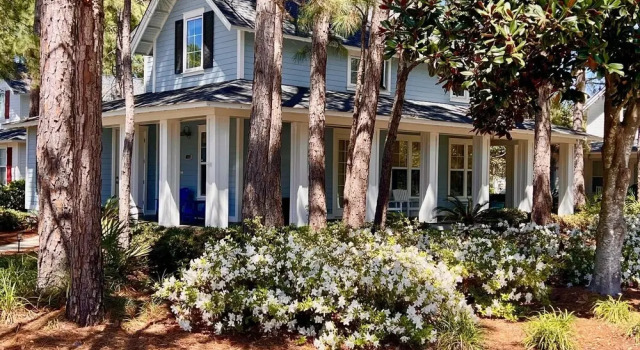 Коттедж 1345 Laurel Grove 3 Bedroom Home by RedAwning