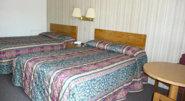 Standardowy czteroosobowy pokój Red Rose Motel