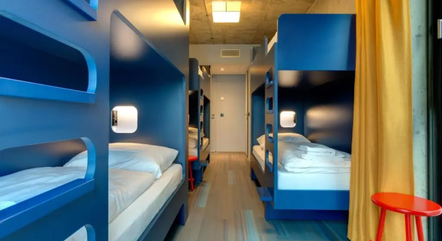 Кровать в общем номере MEININGER Hotel Berlin East Side Gallery