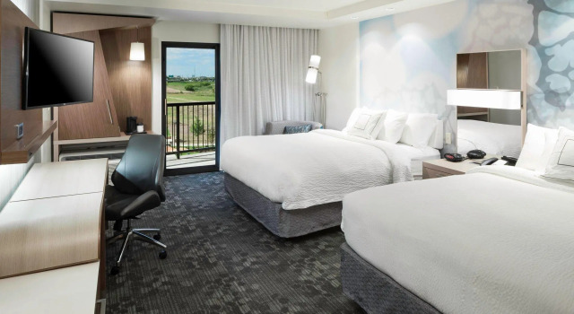 Четырёхместный номер Standard с балконом Courtyard by Marriott Fort Worth at Alliance Town Center