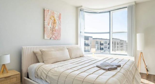 Sleek Marina Den, Central, Gym, Pool, King Bed