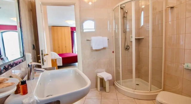 Четырёхместный номер BAJAMAR BEACH HOTEL