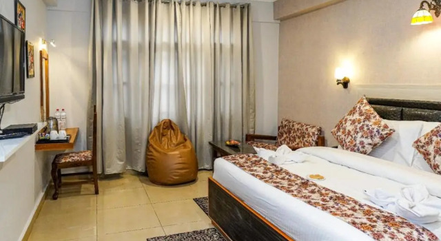 Трёхместный номер Deluxe Click Sunburry Hotel Srinagar