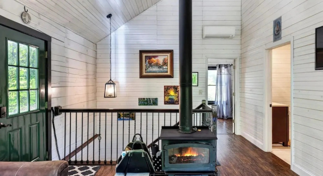 The Hearthwood by Avantstay Cozy Cabin + Bunks Screened Porch + Firepit Table + Grill Mins to Waterfalls + Brevard
