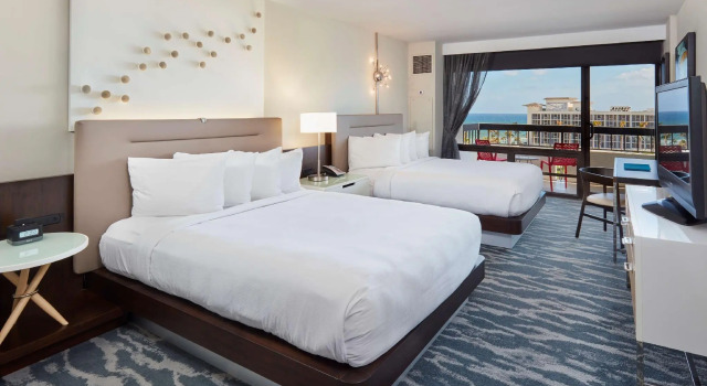 Четырёхместный номер Standard с балконом и с видом на воду Waterstone Resort & Marina Boca Raton, Curio Collection by Hilton