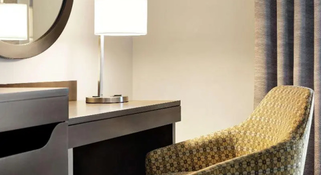 Люкс с балконом Hampton Inn & Suites Greenville-Downtown-Riverplace