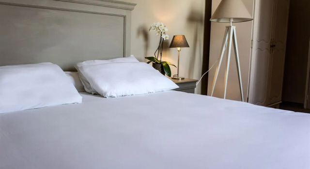 HOTEL DE FRANCE - Hôtel de charme en Provence, Забронировать Отель Отели в центре Сен-Максимен-ла-Сент-Бом, в центре