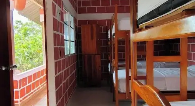 Кровать в общем номере La Perla Buritaka