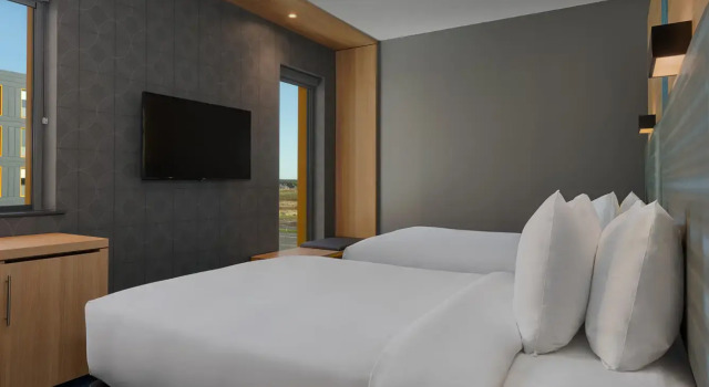 Четырёхместный номер Standard Aloft by Marriott Aberdeen TECA