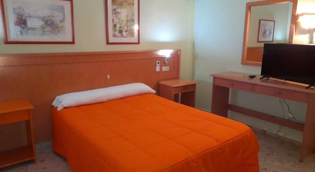 Двухместный номер Standard с балконом Hostal Carlos III