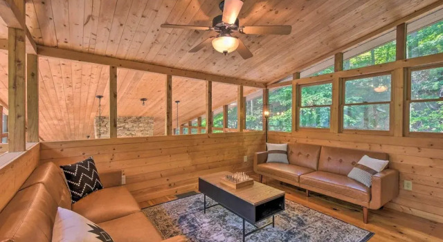 Lakefront Glass House Cabin w/ Mountain Views!, Reserva ahora Hotel Jasper Georgia