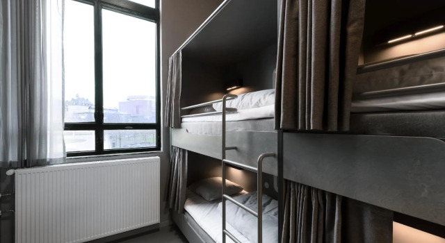 Кровать в общем номере Robertas Society Aarhus