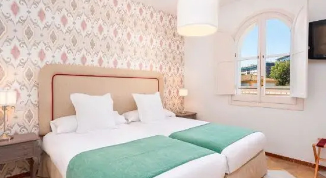 Кровать в общем номере Traditional Sevillian House 6 BD and private terrace. Campamento