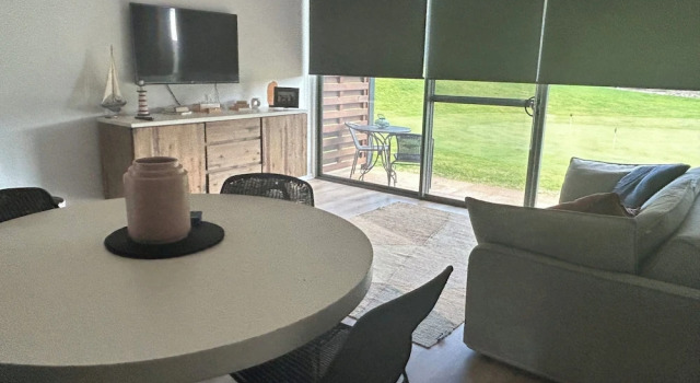 Апартаменты Deluxe Lovely 1 Bedroom Holiday Apartment