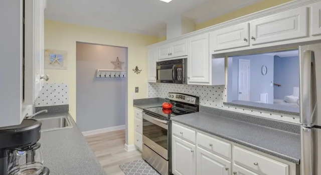 Апартаменты 3 Mi to St Simons Beach: Gem w/ Pool Access & Deck