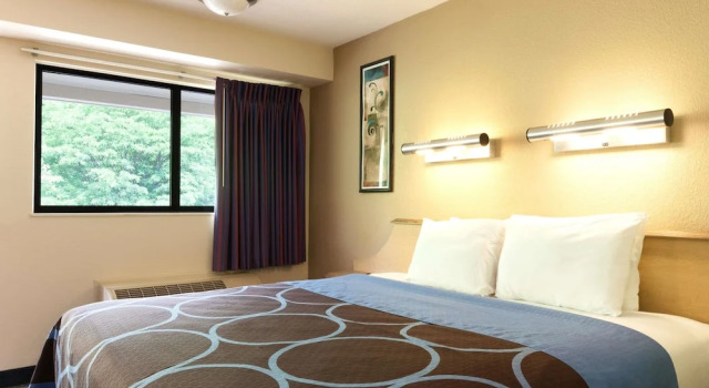 Двухместный номер Business с балконом Days Inn by Wyndham Monmouth Junction-S Brunswick-Princeton