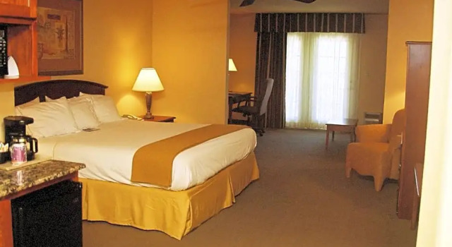 Люкс Holiday Inn Express Hotel & Suites Kerrville by IHG