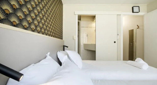 Gab House, Book Hotel Hoteller i Bron med parkering, Parkering
