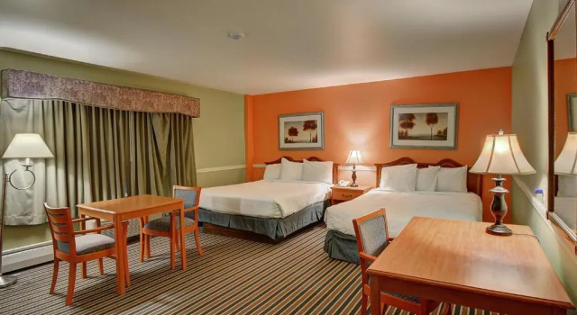 Четырёхместный номер Deluxe Colonial Motel
