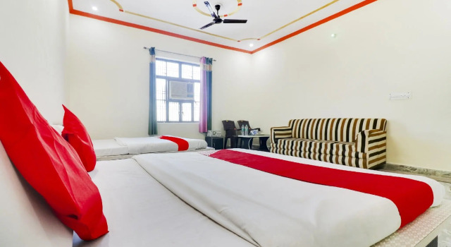 OYO 72863 New Satkar Hotel, Забронировать Отель Этмадпур штат Уттар-Прадеш