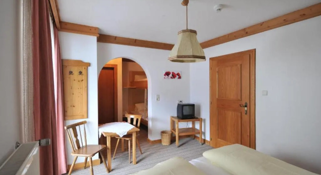 Четырёхместный номер Standard с балконом Salzburgerhof Jugend- und Familienhotel