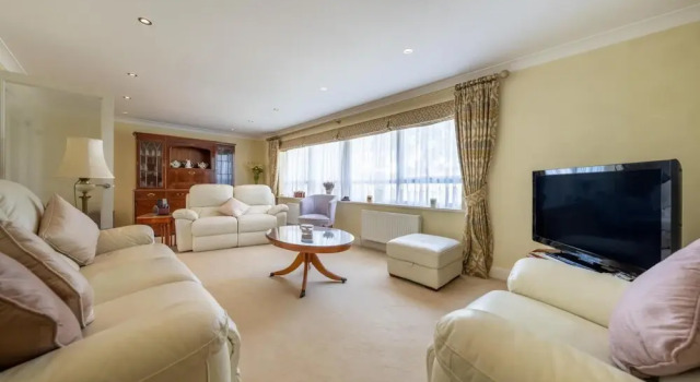 NEW 3BD Flat in the Heart of Bushey, Book Hotel Bushey Hertfordshire