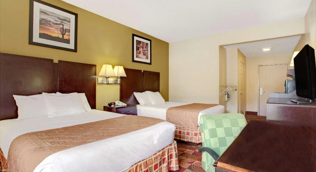 Четырёхместный номер Standard Days Inn & Suites by Wyndham Ridgeland