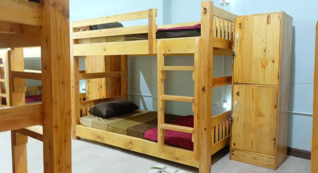 Кровать в общем номере (мужской номер) Plearn Hostel