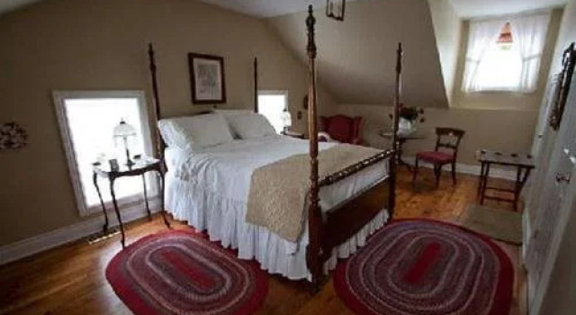 American Loyalist Peter Secord Inn Circa 1782, Забронировать Отель Отели Ниагарского винодельческого региона с парковкой, Парковка