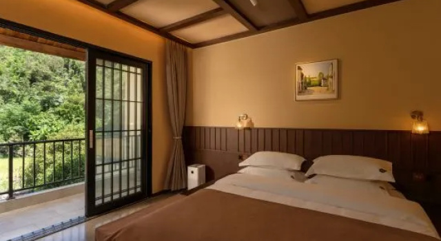 Люкс c 1 комнатой с балконом Yifangxi Hot Spring Hotel (Xianahei Branch, Wanfenglin Scenic Area)