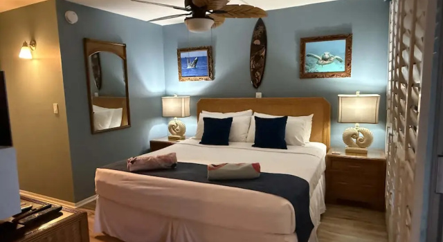 Whale Watching Oceanfront Escape Molokai Views Cool Tropical Breezes, Забронировать Апартаменты/квартира Отели Лахайна с парковкой, рядом с Keonenui Beach, Парковка