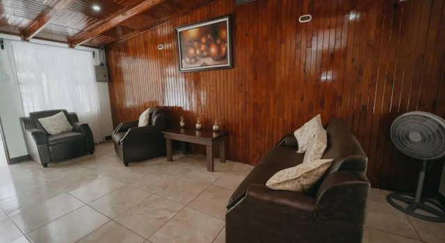 Flor Tica House, Rezervovat Hotel Hotely v Quepos s bazénem, Bazén