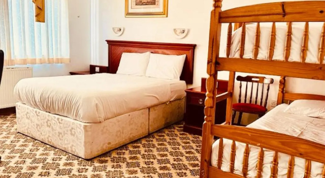 Четырёхместный номер Standard с видом на сад Acorn Lodge Hotel Gatwick & Parking