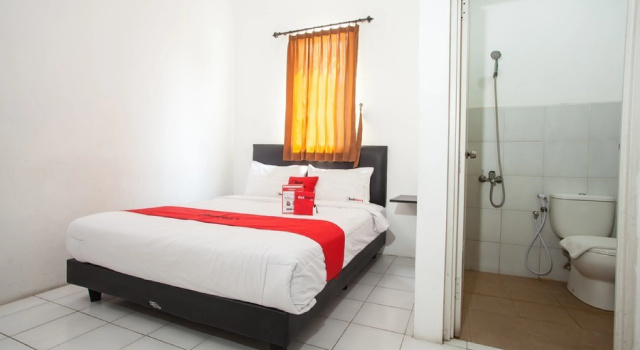 Camera Standard RedDoorz Plus near Galaxy Mall