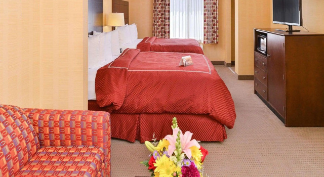 Четырёхместный люкс Quality Suites Stratford