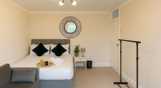 2 Bed Apartment - Sleeps 4 - Parking - Wifi, Varaa Huoneisto Asunnot kohteessa Merseyside, Huoneisto