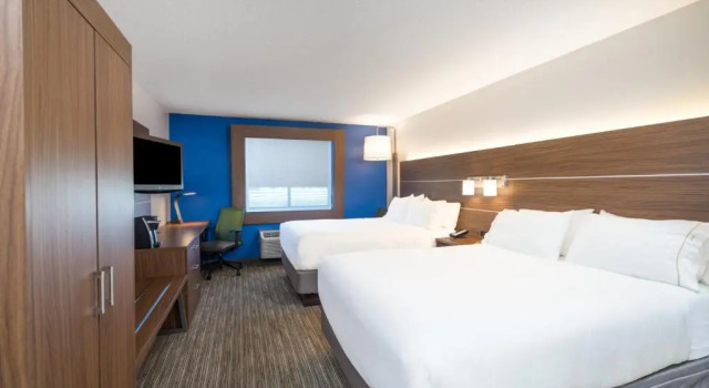Четырёхместный номер Standard Holiday Inn Express Hotel Howe / Sturgis by IHG