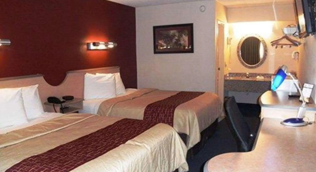 Четырёхместный номер Standard Rodeway Inn Fort Wayne Hotel
