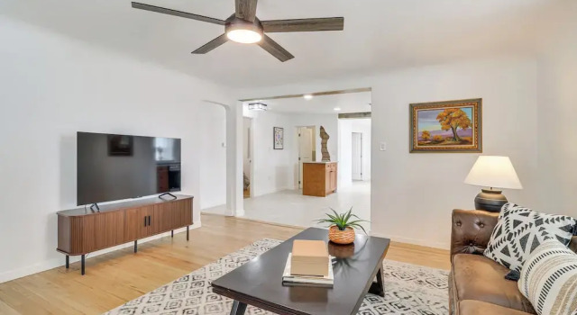 Walk to Old Town Plaza! Chic ABQ Retreat w/ Patio, Забронировать Дом для отпуска Виллы Нью-Мексико, Вилла