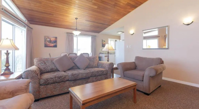 Люкс Deluxe The Cedarwood Inn & Suites