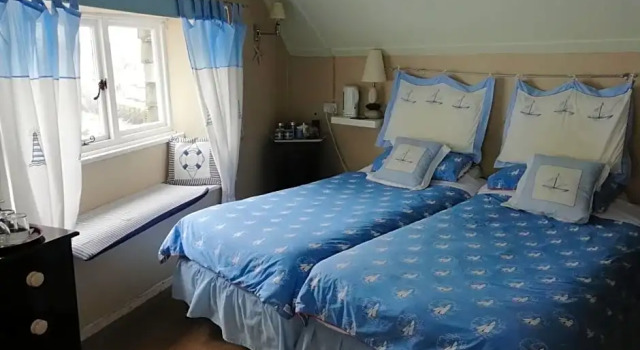 The House on the Props, Rezervați Hotel Looe Cornwall