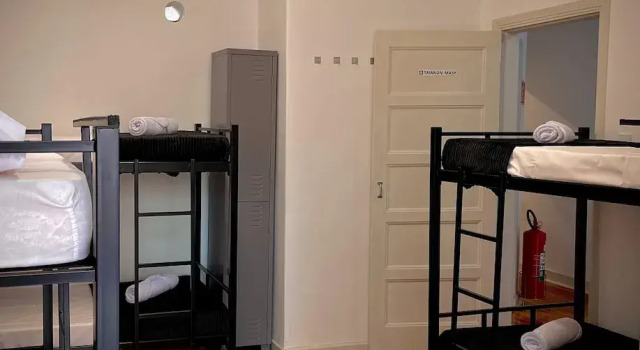 Кровать в общем номере Urban Nomad Hostel & Food