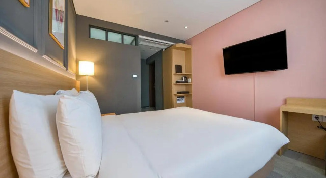 Кровать в общем номере (женский номер) Отель Vella Suite Suwon