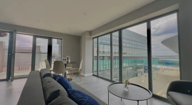Апартаменты Deluxe Monarchs Quay Arena Apartments by Happy Days