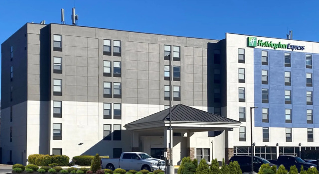 Кровать в общем номере Holiday Inn Express & Suites Omaha Downtown Old Market by IHG