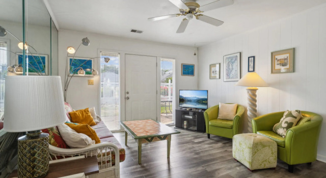Retro Turtle Reef Condo 1 Block From Beach w Pool, Забронировать Отель Вирджиния-Бич Виргиния
