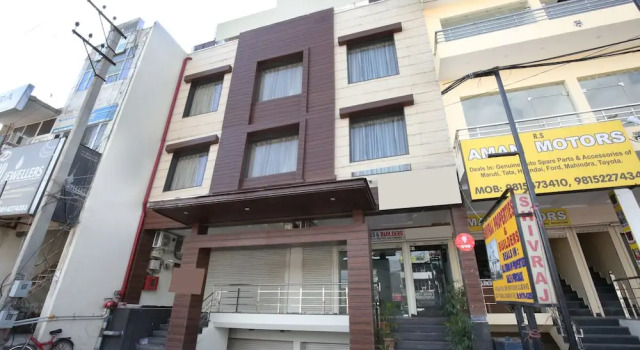 OYO 4897 Hotel The 13een, Забронировать Отель Зиракпур штат Харьяна
